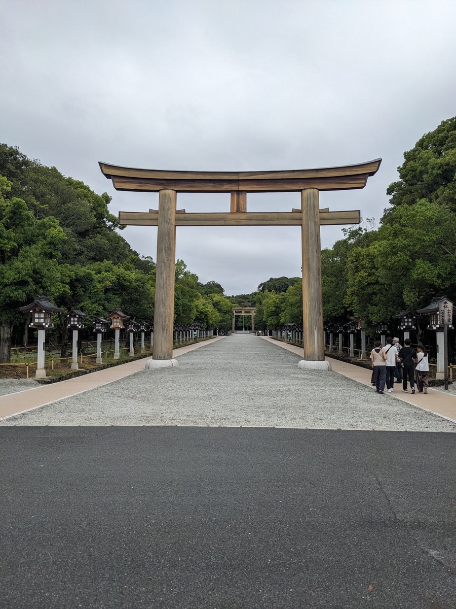 meshimeshi's tweet photo. 初めて来ました。厳かでよい感じ⛩️ https://t.co/baURTQzhLS