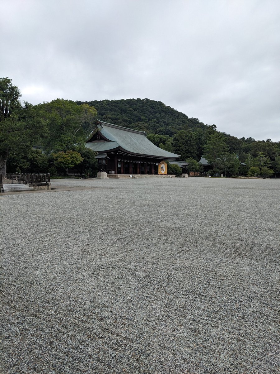 meshimeshi's tweet photo. 初めて来ました。厳かでよい感じ⛩️ https://t.co/baURTQzhLS