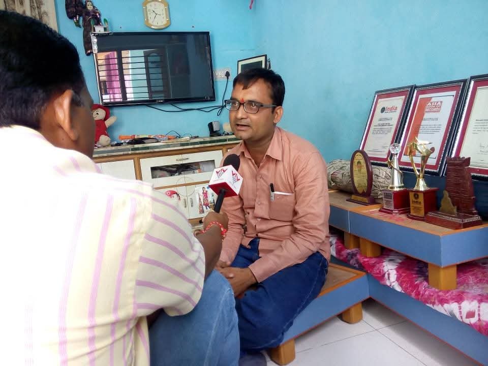 Bhaveshpandya16's tweet photo. લીમ્કા બુક થી વર્લ્ડ રેકોર્ડ સુધીની સફર પૂર્ણ કરવા બદલ આ ઇન્ટરવ્યું થયું. મને આટલે સુધી પહોંચવામાં મીડિયા એ પણ સહયોગ કર્યો છે. આ તબક્કે વી ટીવી પરિવારનો આભાર.(૨૦૧૪)
આજે રેકોર્ડ ને ૧૨ વર્ષ થયા.
આભાર @VtvGujarati https://t.co/7zFz9lezVD