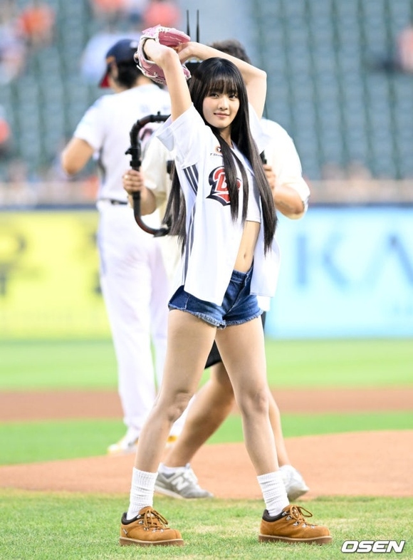 Kstyle_news's tweet photo. 【PHOTO】i-dle ミンニ、始球式に登場…キュートなユニフォーム姿 https://t.co/79ADyuh5hB