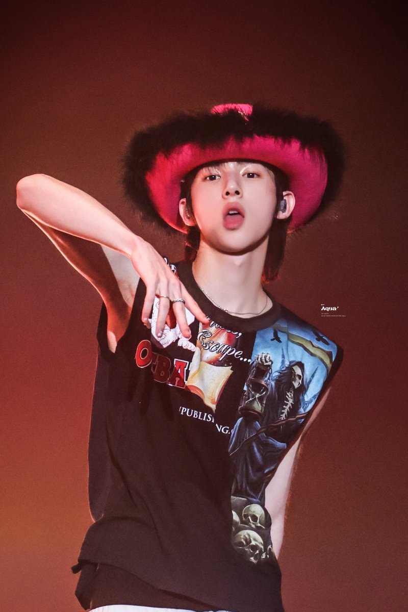 jjuchew's tweet photo. HOW IS HE EVEN REAL??? VISUAL JUHOON KAYAK BARBIE BARU KELUAR DARI KOTAKNYA 😭 https://t.co/AYoaIF7D9x