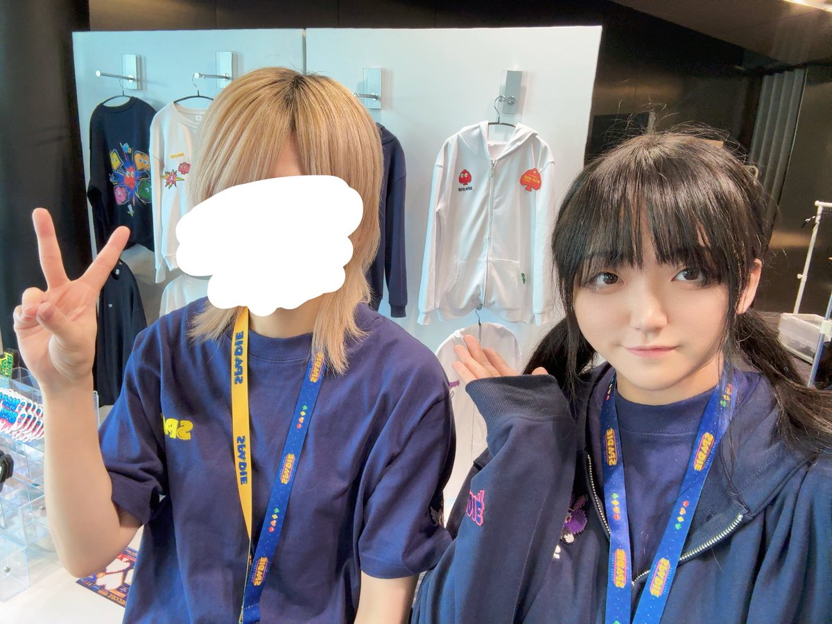 yumyum_YS's tweet photo. 本日みどりさんと物販スタッフしてます🐈‍⬛
会場はベルサール高田馬場✨️
21時前まで2人ともいるのでふらっと立ち寄ってキーホルダーやTシャツなどなど見ていって下さい👍🏻
質問などはリプDMいつでも待ってます♡ https://t.co/C9VGxQWeSh