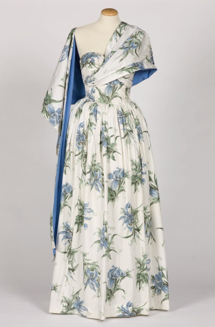 LaurenCDeutsch's tweet photo. #Ootd is this 1948-59 Horrockses Fashion evening dress. Horrockses was a British cotton manufacturing firm before they went into ready-to-wear in 1946. They were known for their bright and vibrant prints, like this cotton based iris pattern. #Fashionhistory https://t.co/p92TLmuWMW
