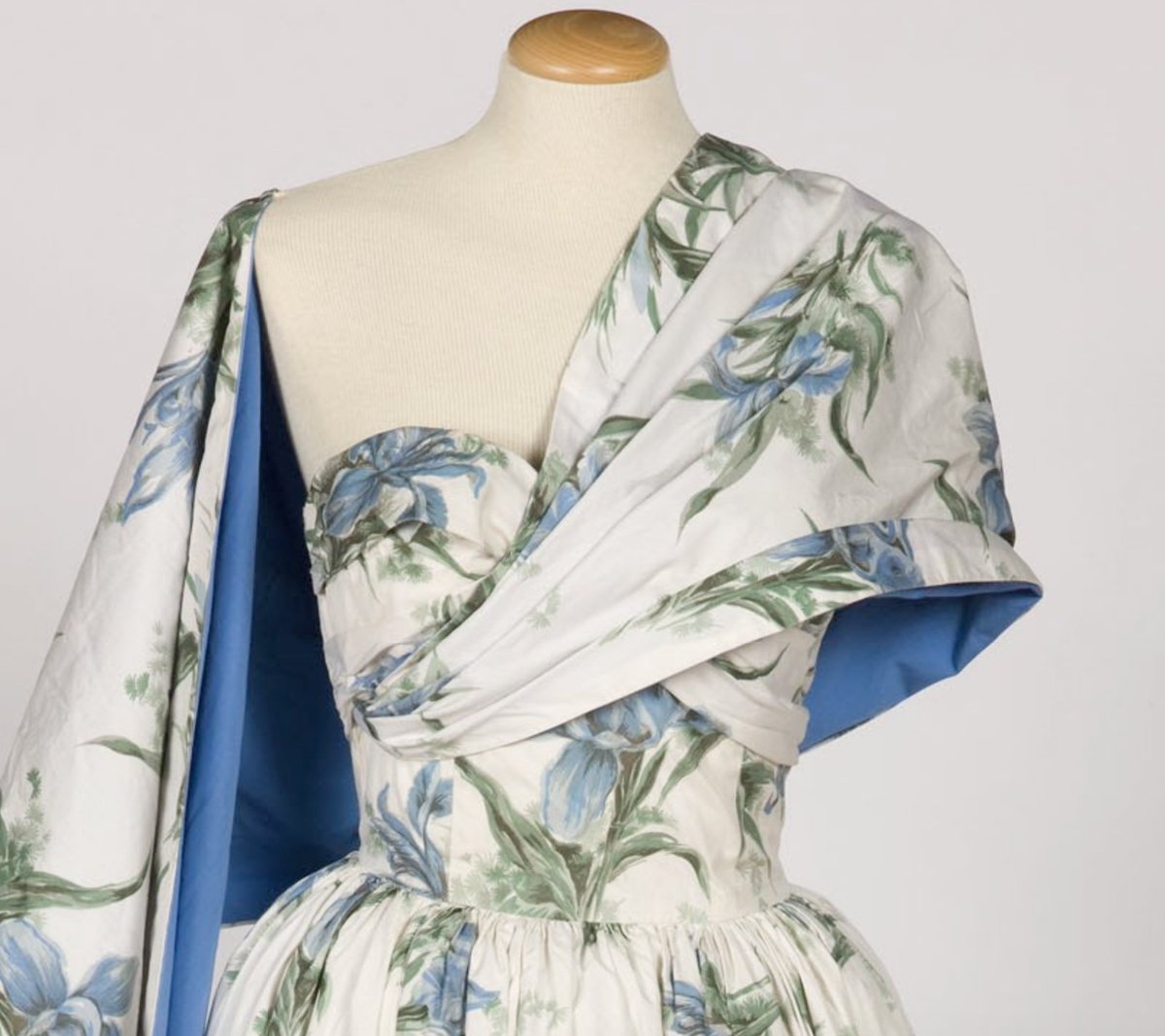 LaurenCDeutsch's tweet photo. #Ootd is this 1948-59 Horrockses Fashion evening dress. Horrockses was a British cotton manufacturing firm before they went into ready-to-wear in 1946. They were known for their bright and vibrant prints, like this cotton based iris pattern. #Fashionhistory https://t.co/p92TLmuWMW