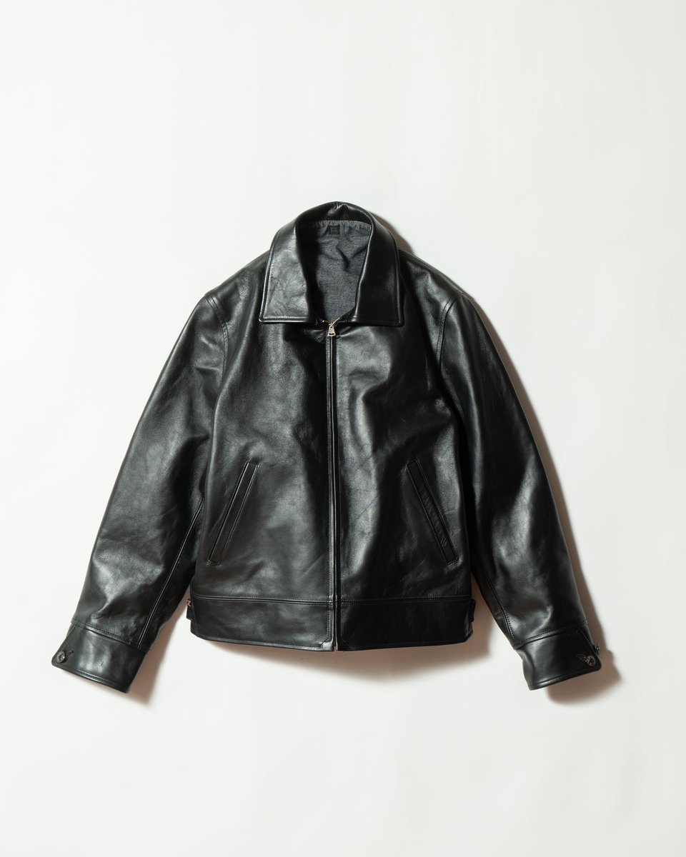 ALTERFATE's tweet photo. T.T 
【ラスト1点（38）】

Lot.802 Cossack Leather Jacket - TAIGA TAKAHASHI

ニューヨークで見つけたアメリカ製で 1930年代のレザージャケットがベース。
前に振った袖やアームホールなど、まだ馬に乗っていた時代の名残を感じさせる美しいシルエットを盛り込んでいる。アールデコ調の刻印が入った扇形のジッパーやベークライトボタンなど、オリジナルパーツを使用。
馬革はピット鞣しをしたヌメ革を使用。ピット鞣しとは植物の樹脂タンニンが入った槽に長時間漬け込む鞣しの方法。漬け込む期間だけで約1ヶ月も要する、時間と手間をかけて仕上げる製法の一つで、日本では数社しか行っていない。
茶芯の馬革を使用しているため着込むうちに茶色く革の色が落ちていき、独特の表情の経年変化が楽しめる。

https://t.co/BrTXA4fWwu