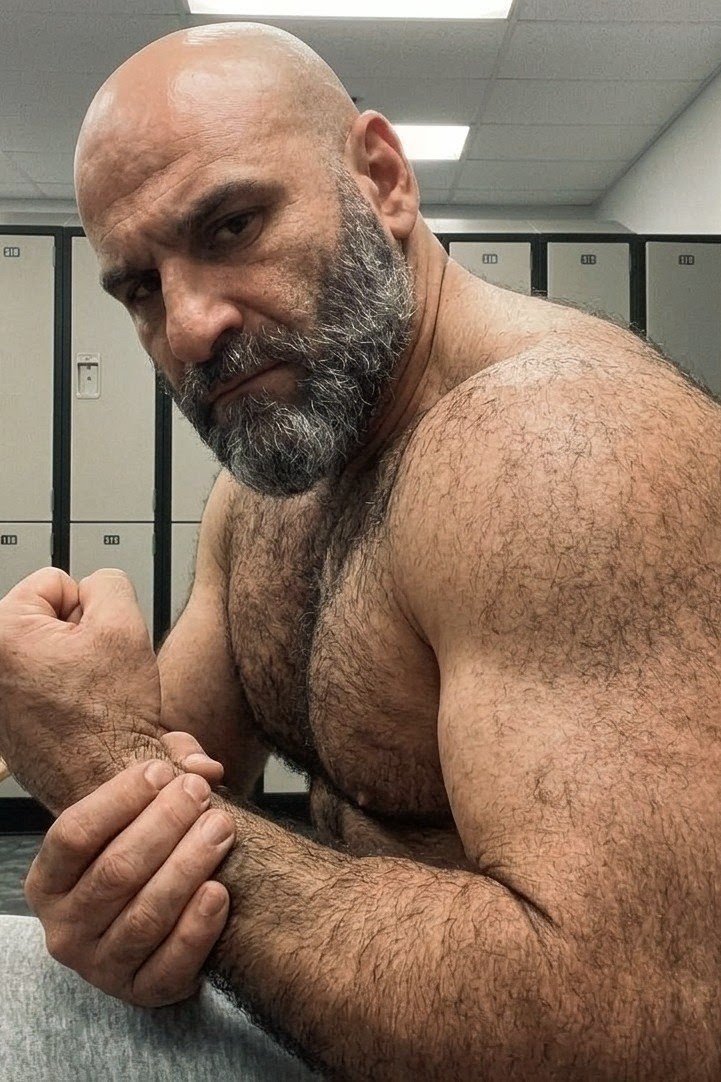 Rains_Robert_'s tweet photo. Do you prefer a serious or friendly bear? https://t.co/Hds8gP1J6p
