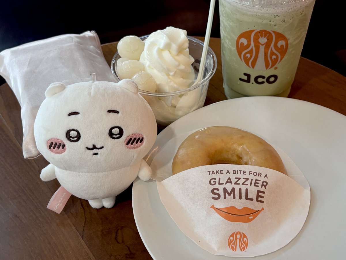 soinyuu's tweet photo. chiikawa and jco 🍩🍴 https://t.co/HwP1wEmklI