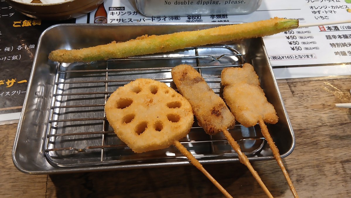 0ff_chan's tweet photo. 大阪に来たからには「串かつ」を食べなければ始まらない(←何が？w)ので、今回はおすすめされた「七福」さんへ

100％米油を使った串かつは口当たりも軽く何本でもイケてしまう美味しさ、牛串80円も安すぎ、あっさり系ソースも美味で完全に食べすぎw

他にも個人的なおすすめポイントが…(続きませんw) https://t.co/RAWwbM8FAR