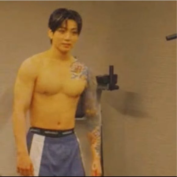 giggIeguk's tweet photo. WTF JEON JUNGKOOK https://t.co/YkXkYOfLUx