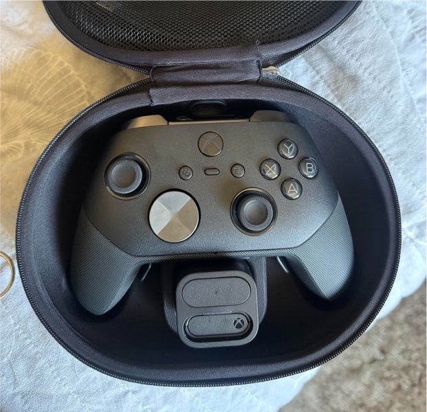 InfoXbox_'s tweet photo. Un usuario de Reddit afirmó haber conseguido lo que aparentemente sería un prototipo del nuevo Xbox Elite Controller 3, compartiendo varias fotografías antes de eliminar posteriormente la publicación.

Según el usuario, el mando no funcionaba ni por cable ni de forma inalámbrica en Xbox o PC, por lo que especuló que podría tratarse de una unidad restringida para desarrollo o bloqueada.