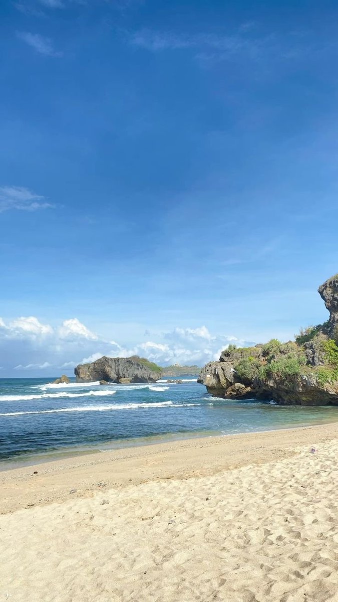glxssie's tweet photo. Kamu lebih pilih pantai atau gunung untuk liburan? 🏖️ https://t.co/Q0JVK1waJ4