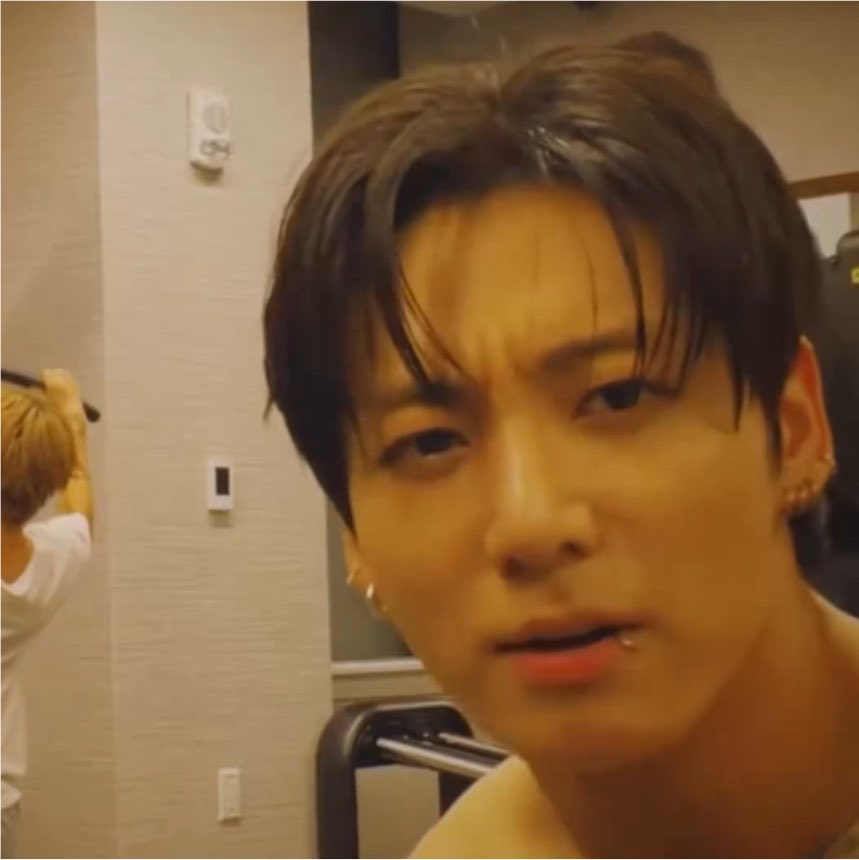 miffyzkoo's tweet photo. IS JUNGKOOK CRAZY??? https://t.co/3pmT2wSm83