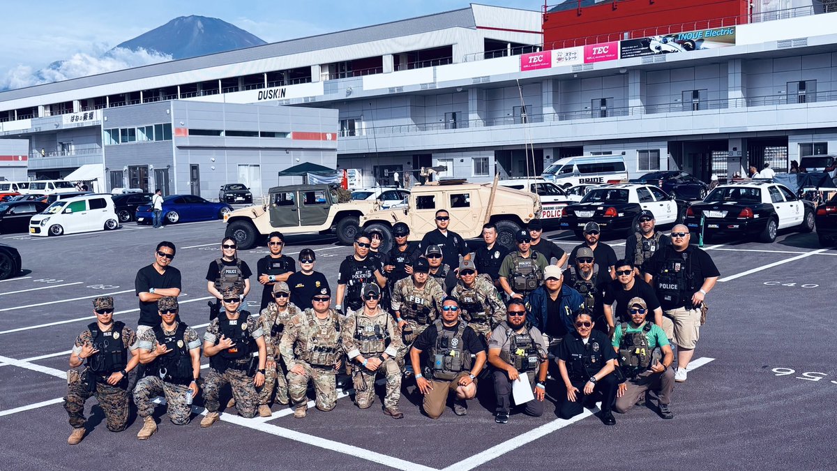 yakkuru911's tweet photo. 🇺🇸🚓 FUELFEST JAPAN 2026 — MISSION COMPLETE!! 🚓🇺🇸

本日、富士スピードウェイにて開催された
「FuelFest World Tour Japan 2026」
無事にすべての任務を完了しました！🔥

オープニングセレモニーでのストリートレース追跡から、0-200、パレードラン、会場パトロール、セレブ警備まで、今年もアメパト＆ハンヴィーと共にFUELFESTを全力で楽しませていただきました✨

会場で声をかけてくださった皆様、写真を撮ってくださった皆様、そして一緒に会場を盛り上げてくださった皆様、本当にありがとうございました！

そして、このような素晴らしい機会をいただいたFUELFEST関係者・運営スタッフの皆様、今年も大変お世話になりました。
心より感謝申し上げます🙇

たくさんの方々と最高の時間を共有できたことに感謝です。

また次の任務でお会いしましょう！

MISSION COMPLETE. 🔥

photo by @jetman0724 
photo by @gon1981s 

#LE装備会 #LE #LE装備 #JULES #JULESアライアンス #JULESAlliance #FUELFEST #FUELFEST2026 #FUELFESTJAPAN #FUELFESTJAPAN2026 #ワイルドスピード  #ワイスピ #アメパト