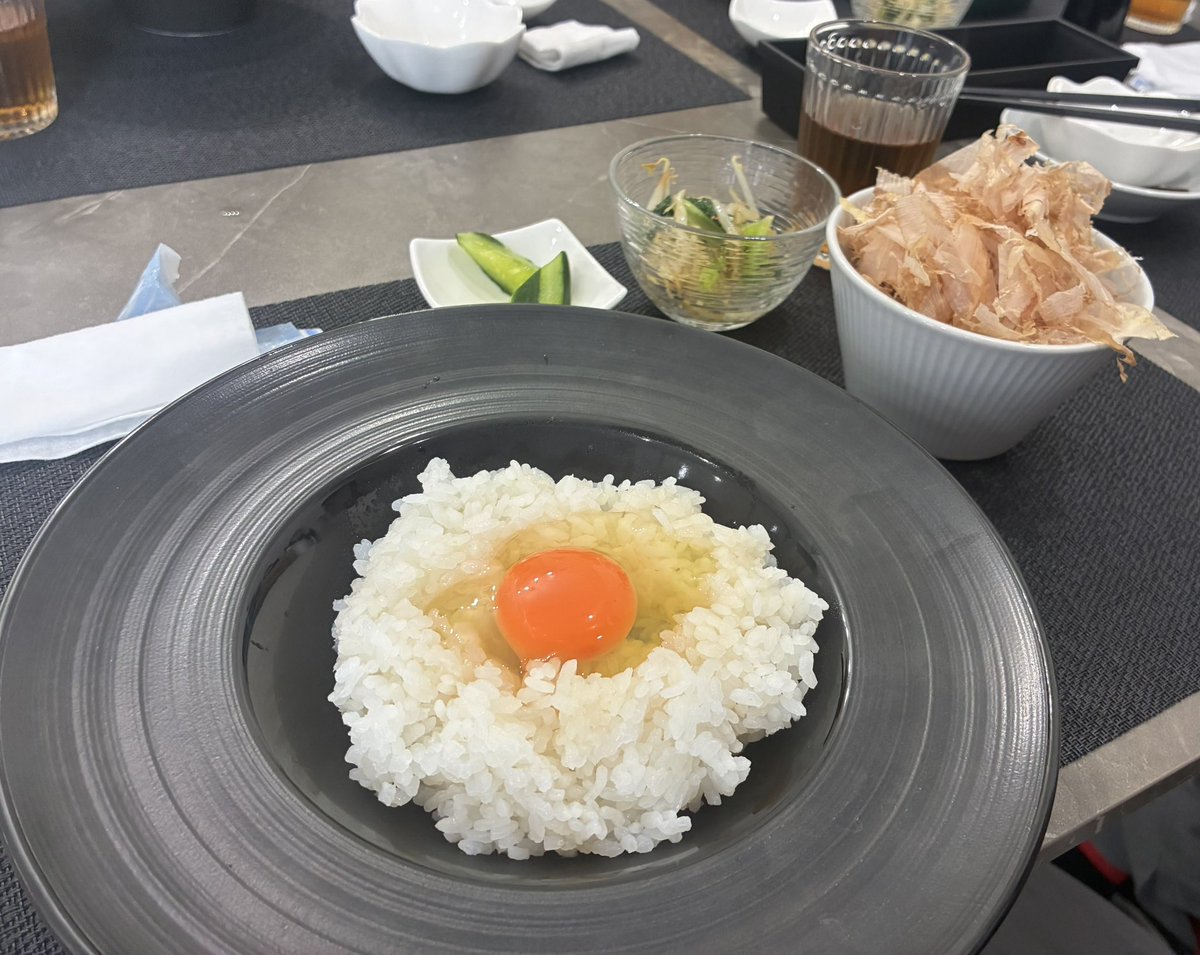 miku_onefull39's tweet photo. 天むす×たまごかけご飯×アートKURI♾️
さんに、お昼職場のみんなで！！

初めての卵かけご飯専門店‼️
えっぐいレベルの美味しさでした^_^
醤油無しで舌に残るくらいの味の濃さ、
セットで出てきた豚汁もうますぎました！ https://t.co/JRmVAlKV0M