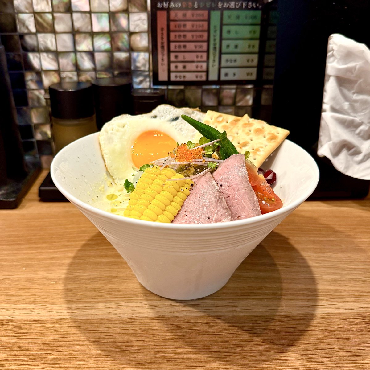 harapecooh29's tweet photo. 麺昇 神の手 @中野
【期間限定】冷製とうもろこしらぁ麺¥1680
目玉焼き¥160
※クラッカーと目玉焼きは別皿提供

冷製スープは粗漉しコーンポタージュのようで、とうもろこしの他、ローストビーフやトマト・オクラ・とびっこなどバラエティ豊か！目玉焼きがこれまためっちゃ合う！ご馳走様でした！ https://t.co/uhBVmQFaFw