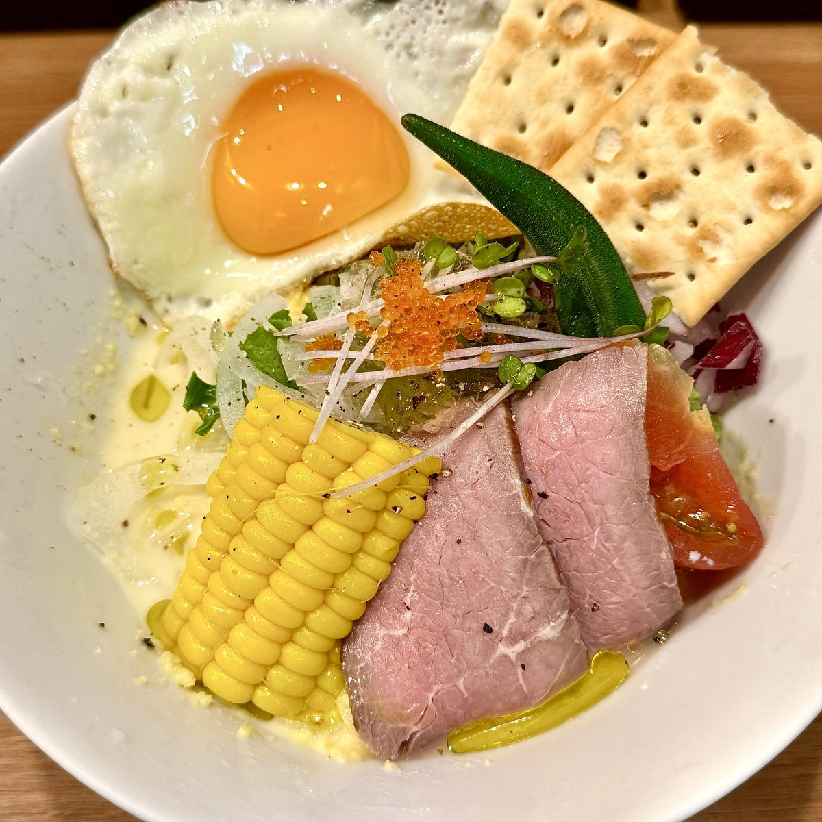 harapecooh29's tweet photo. 麺昇 神の手 @中野
【期間限定】冷製とうもろこしらぁ麺¥1680
目玉焼き¥160
※クラッカーと目玉焼きは別皿提供

冷製スープは粗漉しコーンポタージュのようで、とうもろこしの他、ローストビーフやトマト・オクラ・とびっこなどバラエティ豊か！目玉焼きがこれまためっちゃ合う！ご馳走様でした！ https://t.co/uhBVmQFaFw