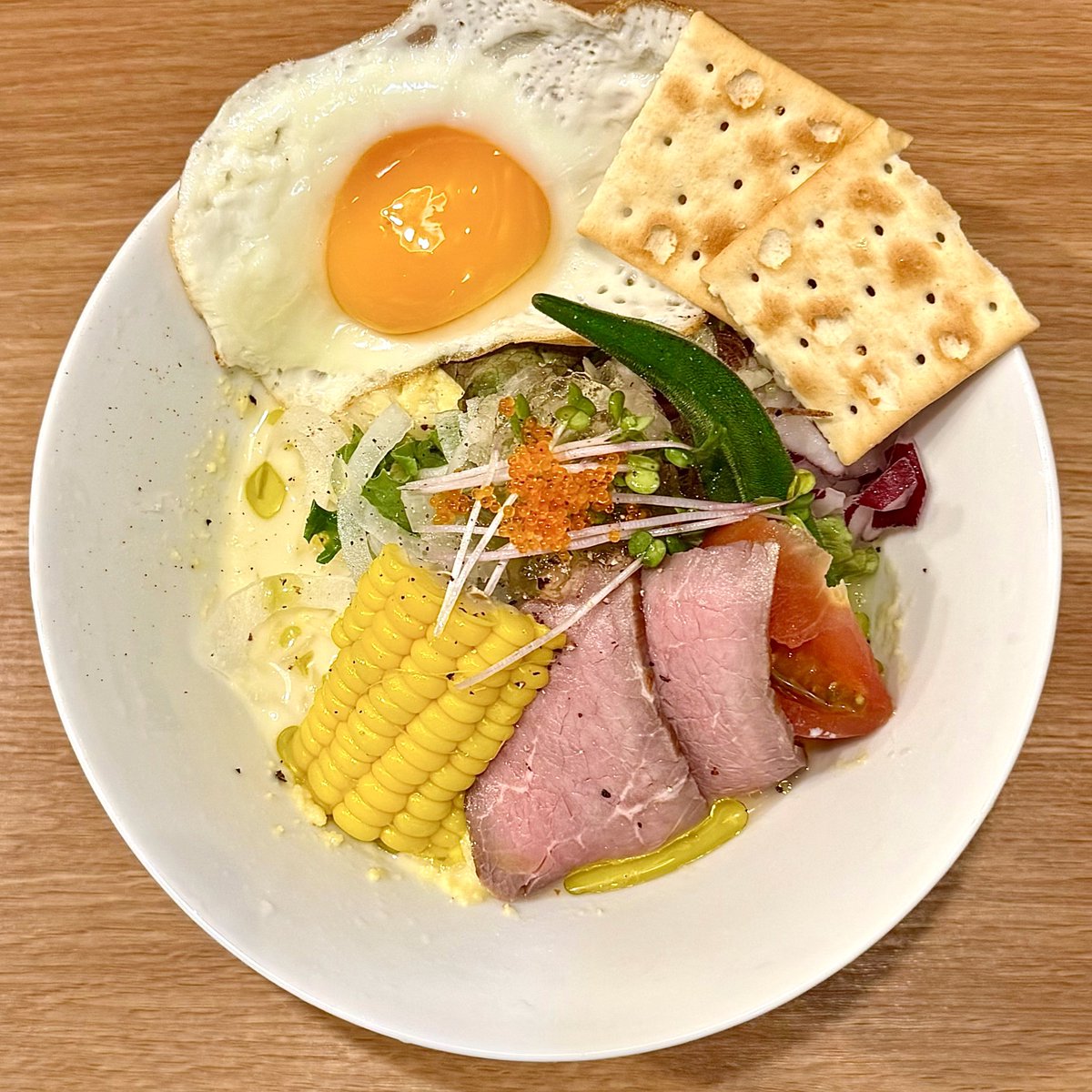 harapecooh29's tweet photo. 麺昇 神の手 @中野
【期間限定】冷製とうもろこしらぁ麺¥1680
目玉焼き¥160
※クラッカーと目玉焼きは別皿提供

冷製スープは粗漉しコーンポタージュのようで、とうもろこしの他、ローストビーフやトマト・オクラ・とびっこなどバラエティ豊か！目玉焼きがこれまためっちゃ合う！ご馳走様でした！ https://t.co/uhBVmQFaFw
