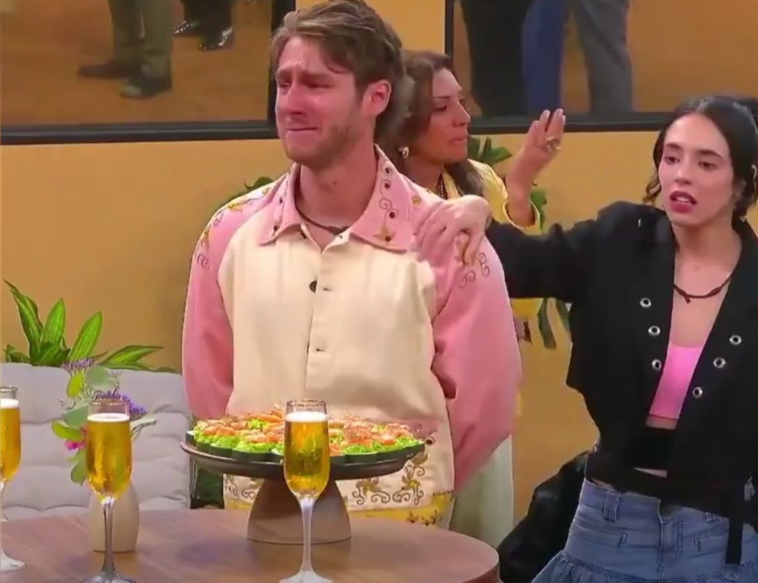 IMontsebaby's tweet photo. Como las loquitas de la temporada pasada querían que Aldo le llorara a su Aaroncito🥹😓🥲🫤😓😭😭😭😭
#LaCasaDeLosFamososMéxico https://t.co/dJPwzV2p21