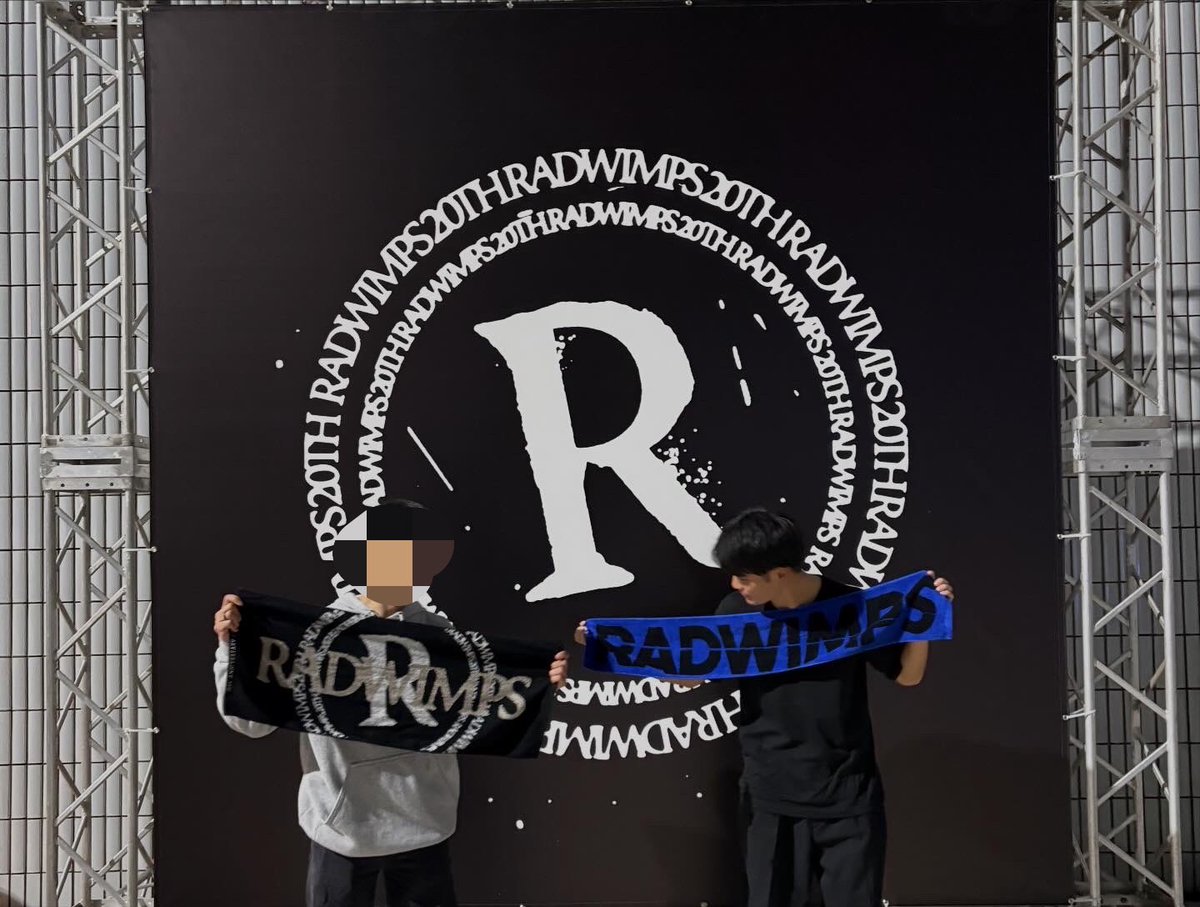 yato_h93's tweet photo. 01のwimper ♂︎です！
今回身近な人たちがみんな居ないので会場で仲良くしてくれると嬉しいです
物販はカプセルトイのために整番の後にとぼとぼ並ぶので同じ方いたら是非！
 #RADWIMPS
 #ユーリンチー https://t.co/A2GO9zxsP3