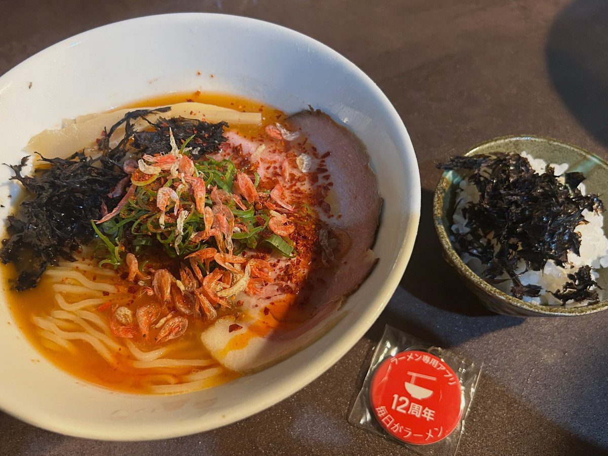 OrcaWorld1225's tweet photo. カタカナトメジ　8/10~8/14数量限定　
1日20食
「冷やし。海老辛。塩らぁ麺」を大辛で🍜
濃厚スープは初めはピリ辛😆
グイグイ飲まさる😆めちゃ旨っ😍
最後はヒリヒリ⚡️🤣
追い飯で緩和され大満足😋
めちゃくちゃ美味しかったです😍
いつもありがとうございます🙇‍♀️

#函館　#時々札幌　#ラーメン大好き https://t.co/WdWpq5lqZV