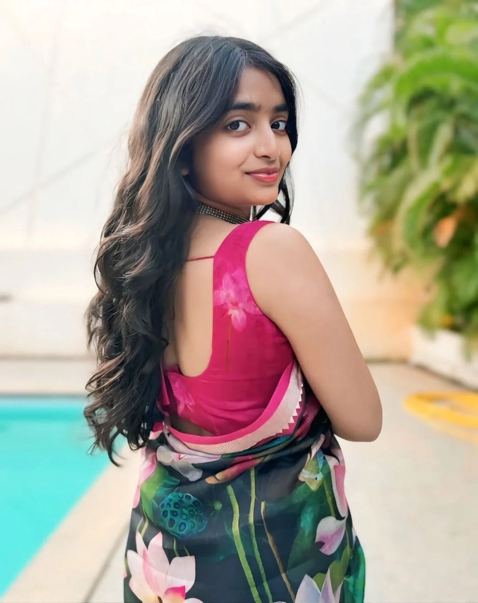 raokrish011's tweet photo. Abbaaa papa Guvva baga improve ayindi kada 💦💦 
Eppudu Sleevless vestadi Sanka nakinchukune Fantasy undi emo 🥵🥵 potti munda Oka leg paiki lepi full ga puvvu smell chustu Pirralu piskutu baga kasi lepi notlo mogga petti Kasi teera chikinchali https://t.co/dnjDgII10o