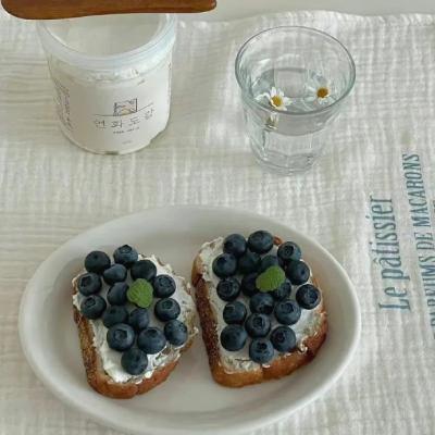 hod888's tweet photo. Just paid $16 for avocado toast. Might as well have handed them my wallet and said "take what you need" 💼 🍬 https://t.co/Wkcgaqafi8