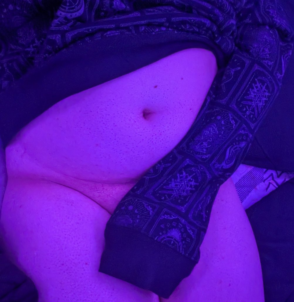 TheBlockBit79's tweet photo. First tummy pic, kinda nervous >w<

I hope you guys like it (⁎˃ᴗ˂⁎)

I've also seen the comments about bed sheets, they were supposed to be here yesterday but the package was stolen so it's gonna be a bit longer before I get some TwT https://t.co/mflLhLZYJd