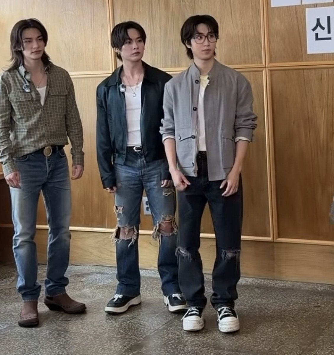 RACHANIL0G's tweet photo. Porque al minsung los vistieron aestetiks y a Hyunjin como mi tío el agropecuario soltero millonario https://t.co/oDQooSjjpn