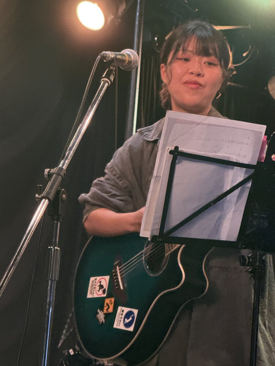 silvertop0217's tweet photo. 8/11『#バーテイク大作戦』8組目は『#annko』さんのライブ。初見でしたが、濃い青のギターで醸し出す楽曲はどれも心に沁みました。楽曲『糸』で何者と興味が湧いて、ラストの曲で何度も『好きです』の歌詞に俺もぉを叫びたくなりました。 https://t.co/rcyBWsYq3D