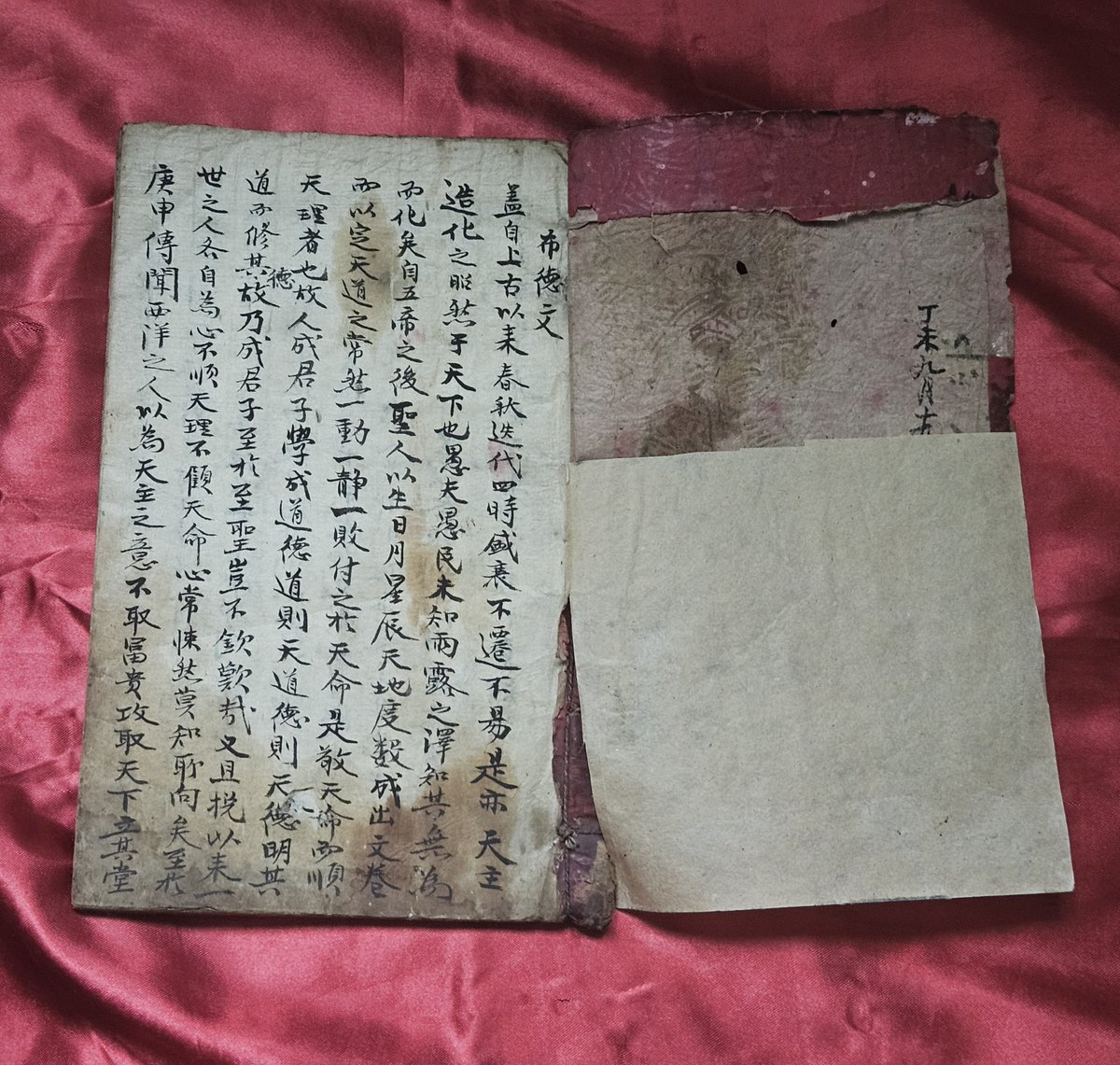 dazedscholar08's tweet photo. 수집 중인 동학계열 문서들 1
1.포덕문 필사본(1890년대 필사)
2.동학가사 1 (손병희 교주 직전 필사본)
3.천도교 염주
4.동학 초기 형식의 동학가사 https://t.co/cWEQB53pwf