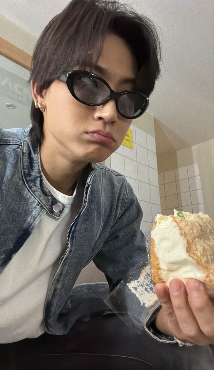 JAYBthestar's tweet photo. @TUANthestar @EUNSEOKthestar manis juga gak opah https://t.co/qco3RBy9Bo
