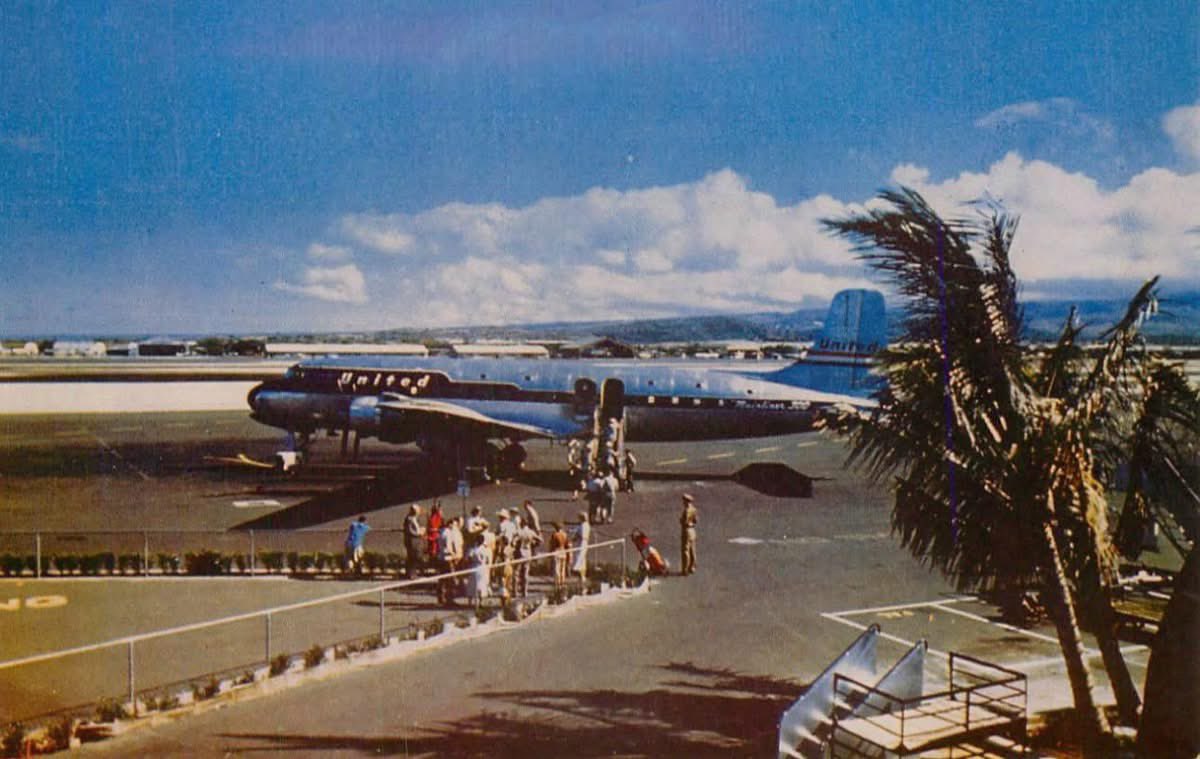 AirlineRetro's tweet photo. United Airlines DC-6 at Honolulu in the early 1950s. https://t.co/n0d9ZIO3mQ