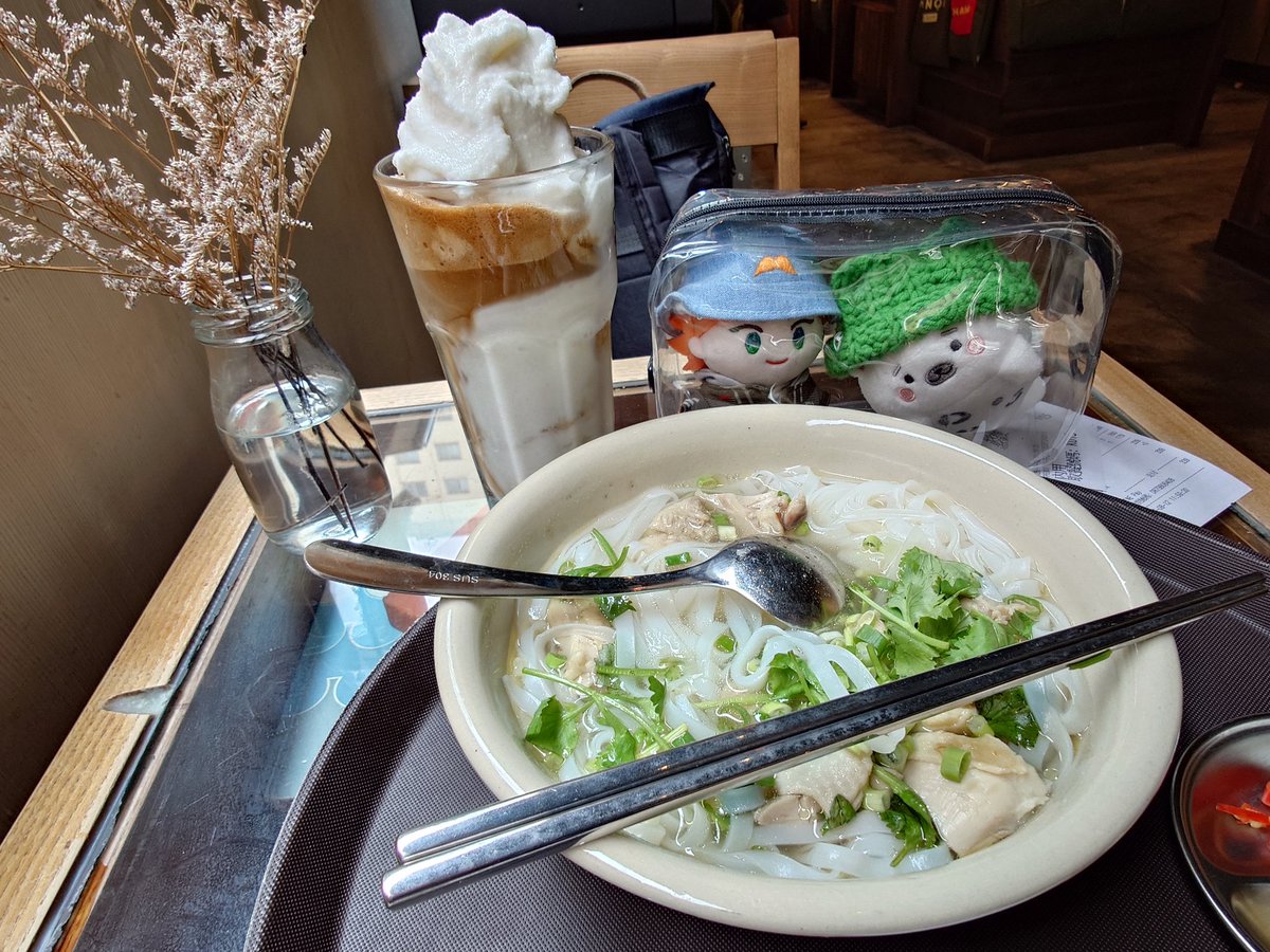 ShiaLian's tweet photo. 早上搭六點半的車上台北開一個絞盡腦汁並確定自己之後忙到爆炸的會議，所以來共咖啡補充一下能量再搭車回去
#吃喝萬樂 https://t.co/G6dzHTK1nK
