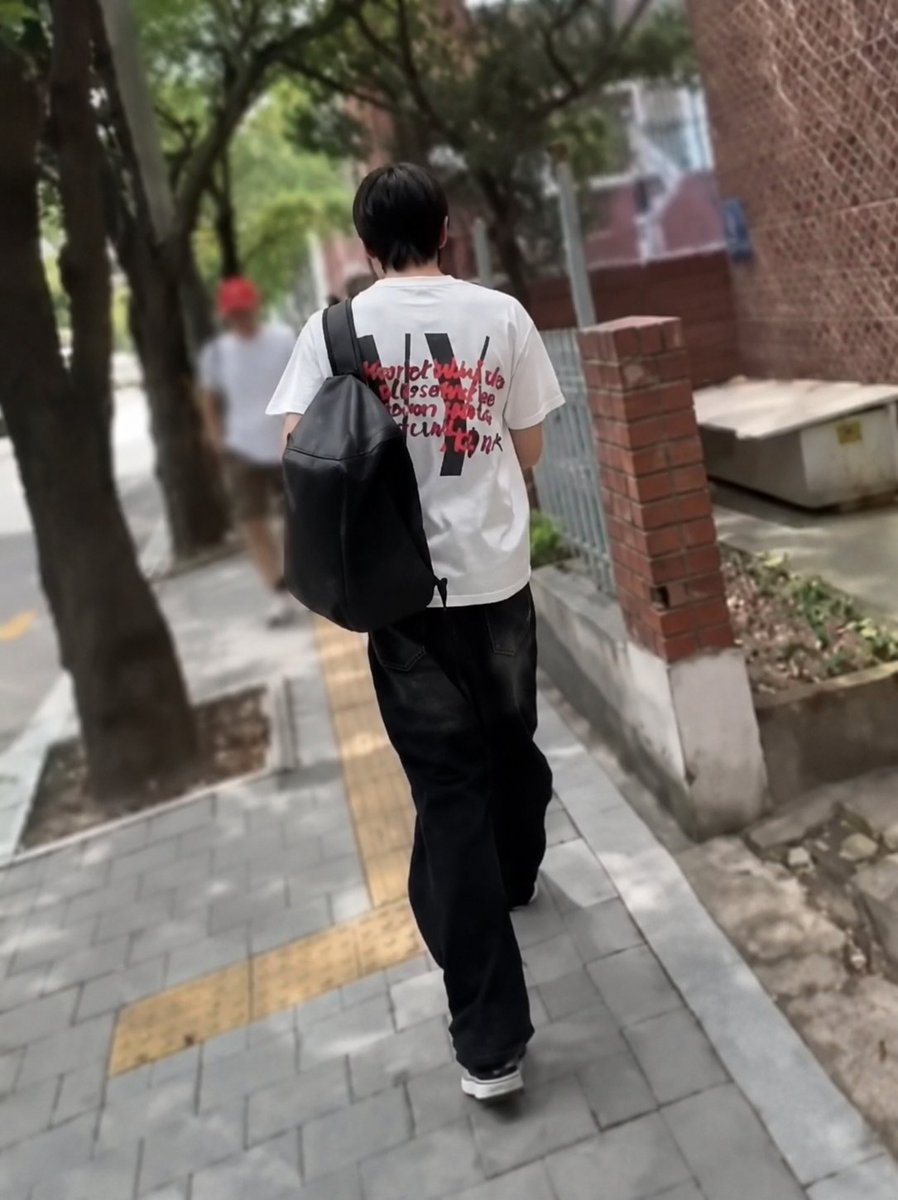Kmie043_'s tweet photo. I heard they're really tall, but seeing the photos shocked me even more. Like... WHAT are those legs?! They're insanely long. Visual Boy isn't even that surprising, but Nike Boy??? Is he really a 2011 liner?? 😶
#YGNBG https://t.co/5uq6ZEXZnu