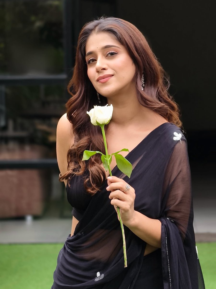 indian_beautee's tweet photo. 🖤🖤🖤

Chandni 🌟 💫 

#ChandniBhagwanani https://t.co/x44zpKRMCO