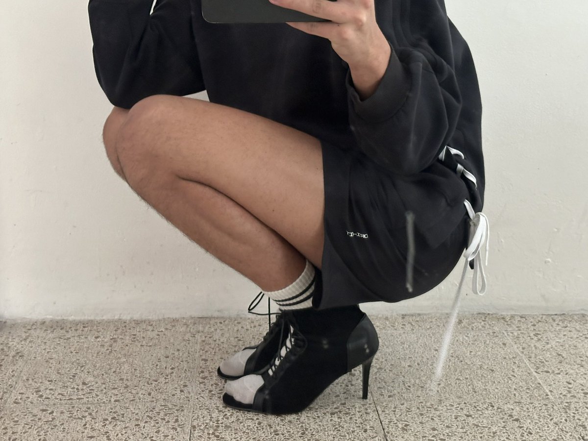 emiriveraa_'s tweet photo. lowkey can’t believe i’m taking heels classes now🙇🏽‍♂️ https://t.co/FJffIWP914