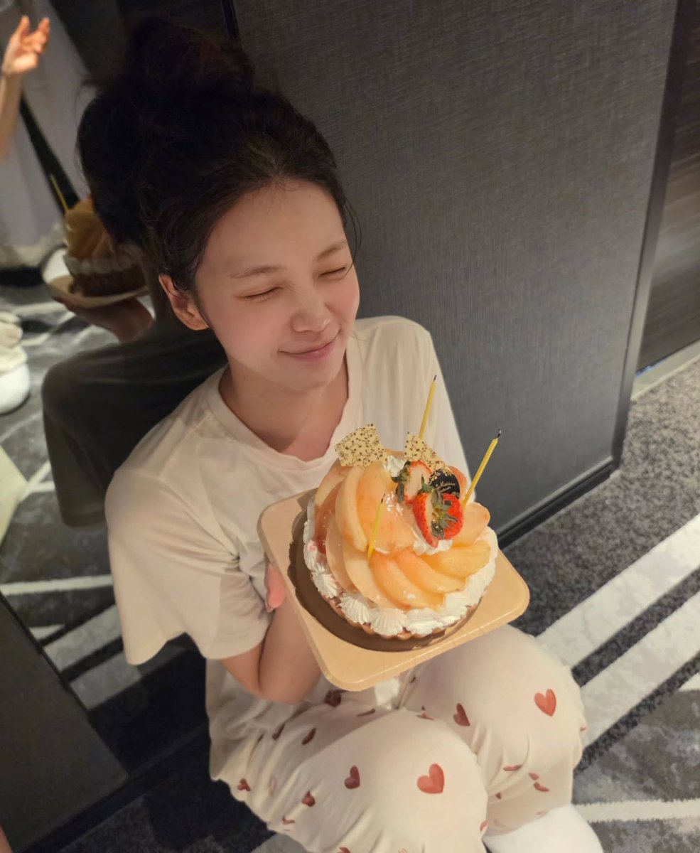 KimKangKwon903's tweet photo. 8/1🐯：0時になった瞬間に主役が誕生日を意識しておらず(さすがラブリーダー)お風呂上がりスッピンだったところにメンバー達からお祝い訪問を受けた時の赤ちゃんチェウォンさん

8/9🐶：ホテルの同じ階に別の方々もいたのであまり騒がずにお祝い訪問をした。火を点ける道具が無くてユンジンの携帯でケーキと燃えるローソクの映像(←)を流してそれをきちんと消した時のカズハさん(静岡のMCより)
