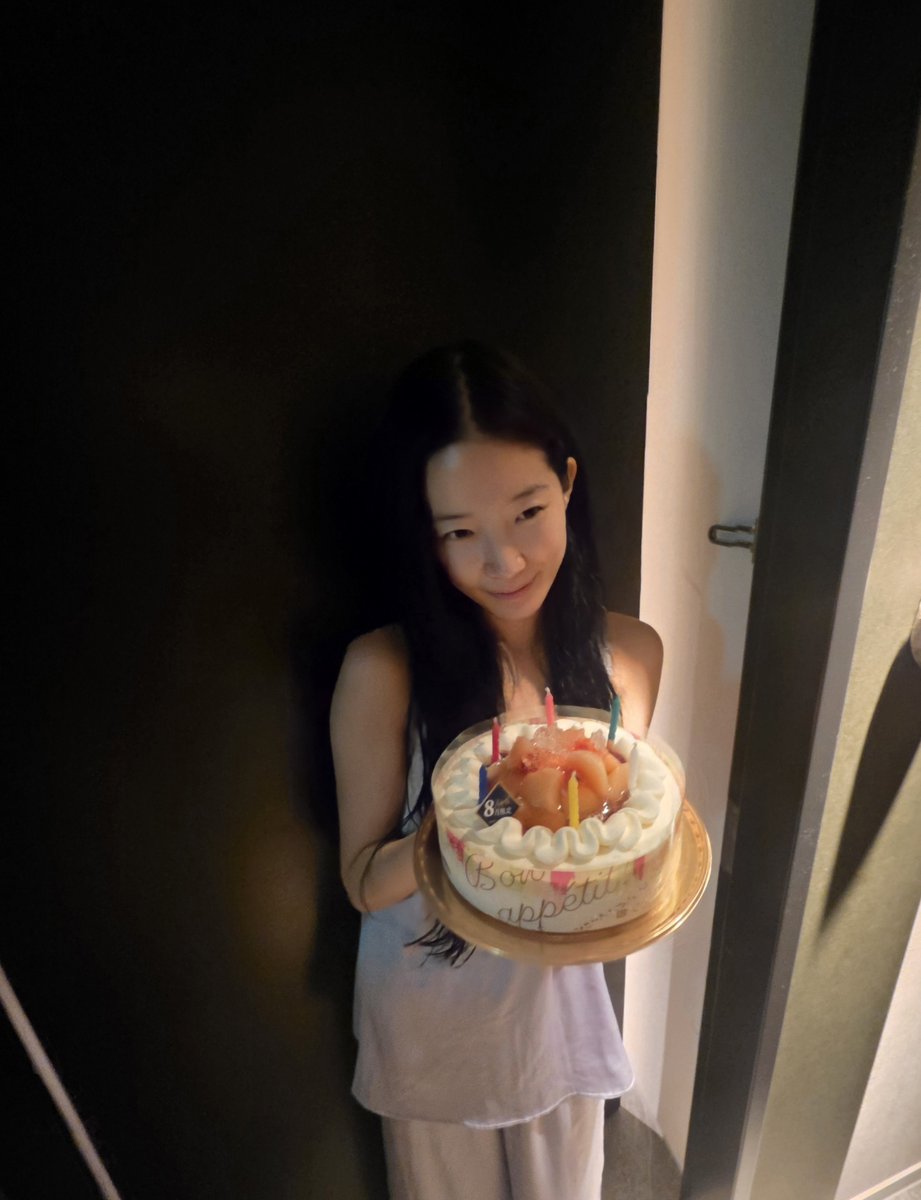 KimKangKwon903's tweet photo. 8/1🐯：0時になった瞬間に主役が誕生日を意識しておらず(さすがラブリーダー)お風呂上がりスッピンだったところにメンバー達からお祝い訪問を受けた時の赤ちゃんチェウォンさん

8/9🐶：ホテルの同じ階に別の方々もいたのであまり騒がずにお祝い訪問をした。火を点ける道具が無くてユンジンの携帯でケーキと燃えるローソクの映像(←)を流してそれをきちんと消した時のカズハさん(静岡のMCより)