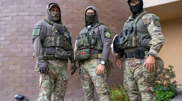 herotimeszero's tweet photo. ICE is getting electric shock gloves. I guess it's tough to fight grannies, beat up women, and shoot Americans in the back.

No other agency has the gloves or the masks. The reason ICE is the only law enforcement agency in masks is because they aren't there to enforce the law. https://t.co/BkEQPwpEtr