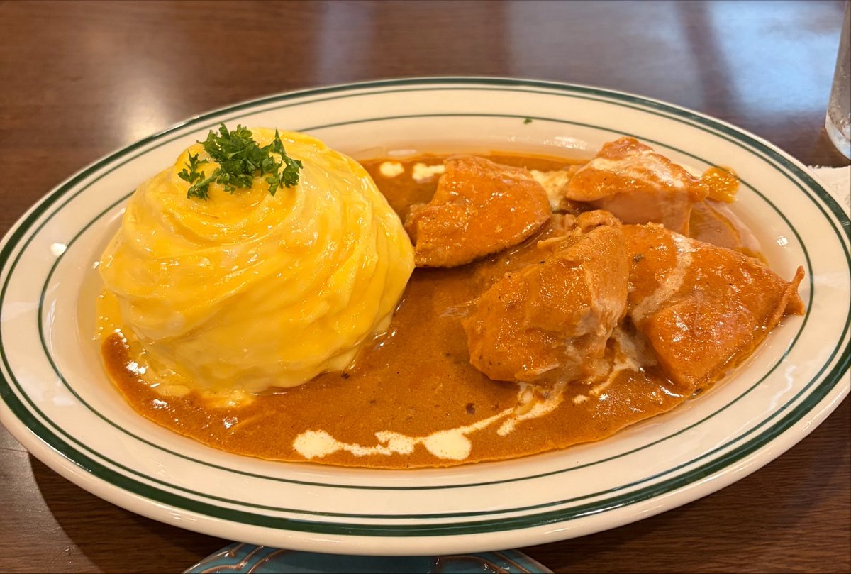 sientablanche's tweet photo. 入手した #青本 を携えて、今日のランチは奮発して水道筋商店街 #喫茶ドニエ さんのチキンオムカレー。鶏肉がゴロゴロでホロホロで大満足😀

定例会見での成立しないやり取りを記録した赤澤さんの章をニヤニヤしながら読みました。 https://t.co/CTXnaAuGZq