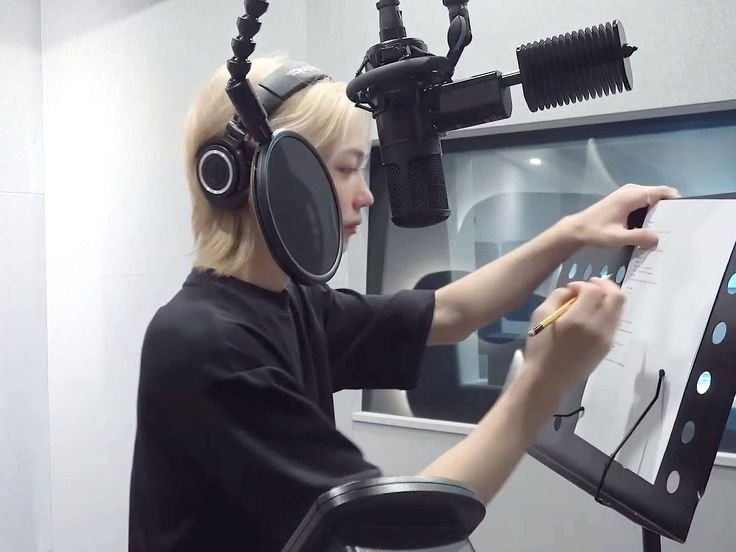 SKZCrave's tweet photo. Felix announces a cover of ‘Shall I Love You Again’ by Kim Dong Ryul coming soon https://t.co/6MZkNL4soG