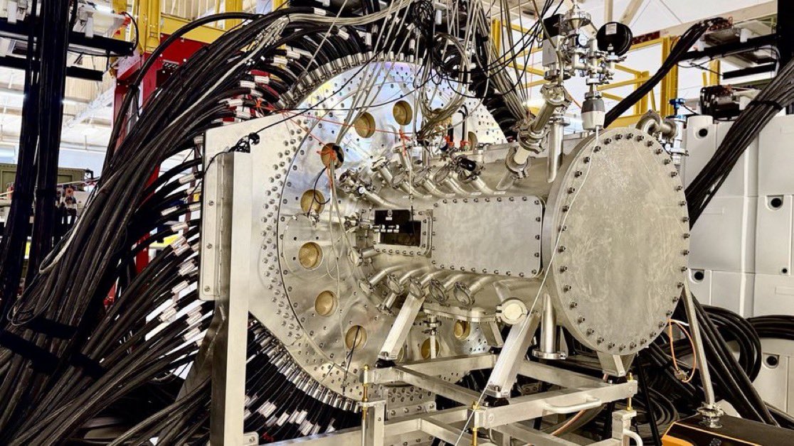 AtomsNotBits's tweet photo. BREAKING: Fuse Energy, the nuclear fusion startup, has achieved the highest fusion neutron yield ever reported by a commercial company, generating 1.27 trillion neutrons in a single shot. https://t.co/vsfFlw5Zbm