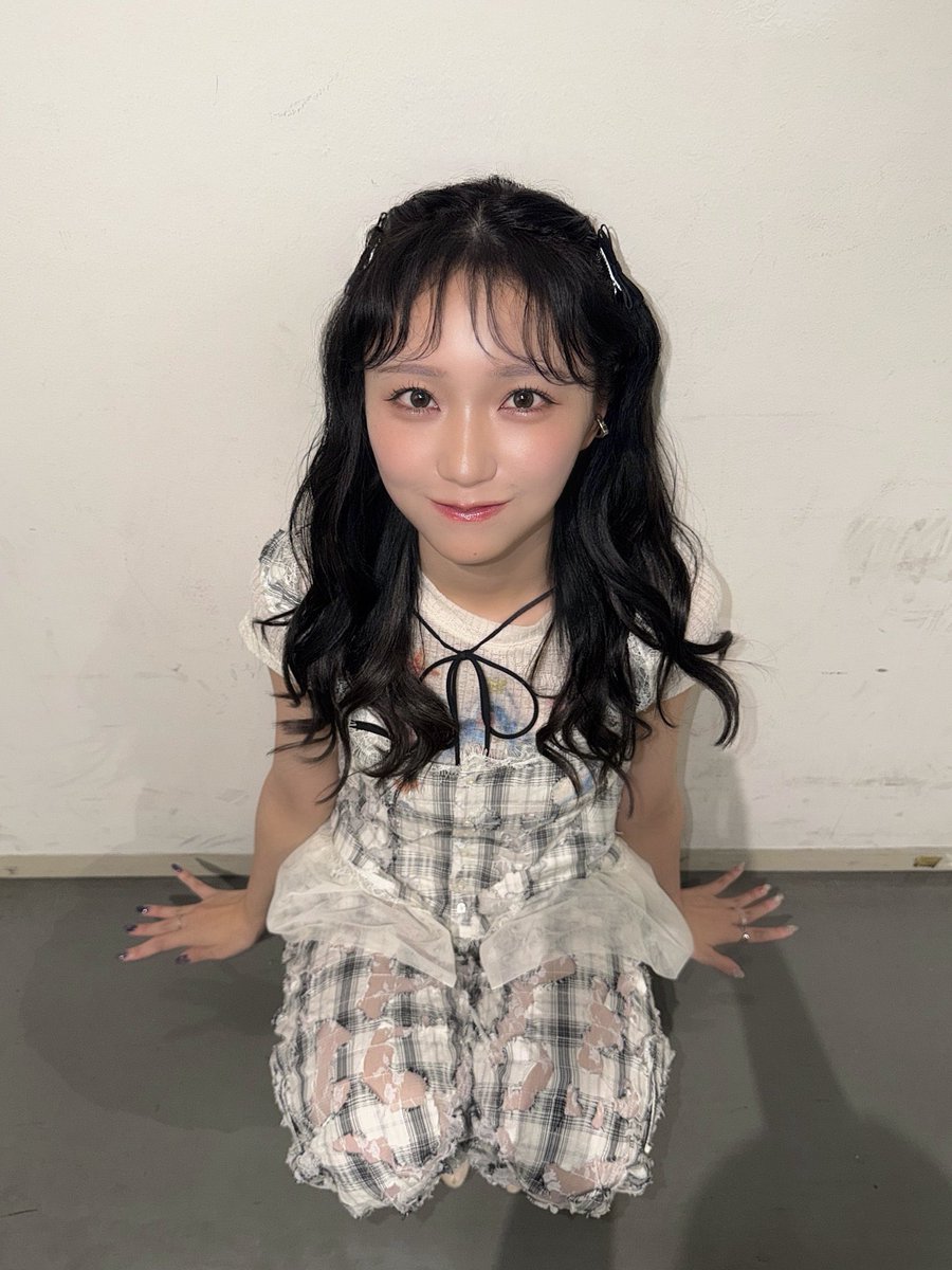 iori_equal_lov's tweet photo. なんだいこのかわいい手のポーズは…
昨日気づかなかったんだけど、ネイル左右で色違うんだ！
＃野口衣織 https://t.co/Lo1wHbo4QA