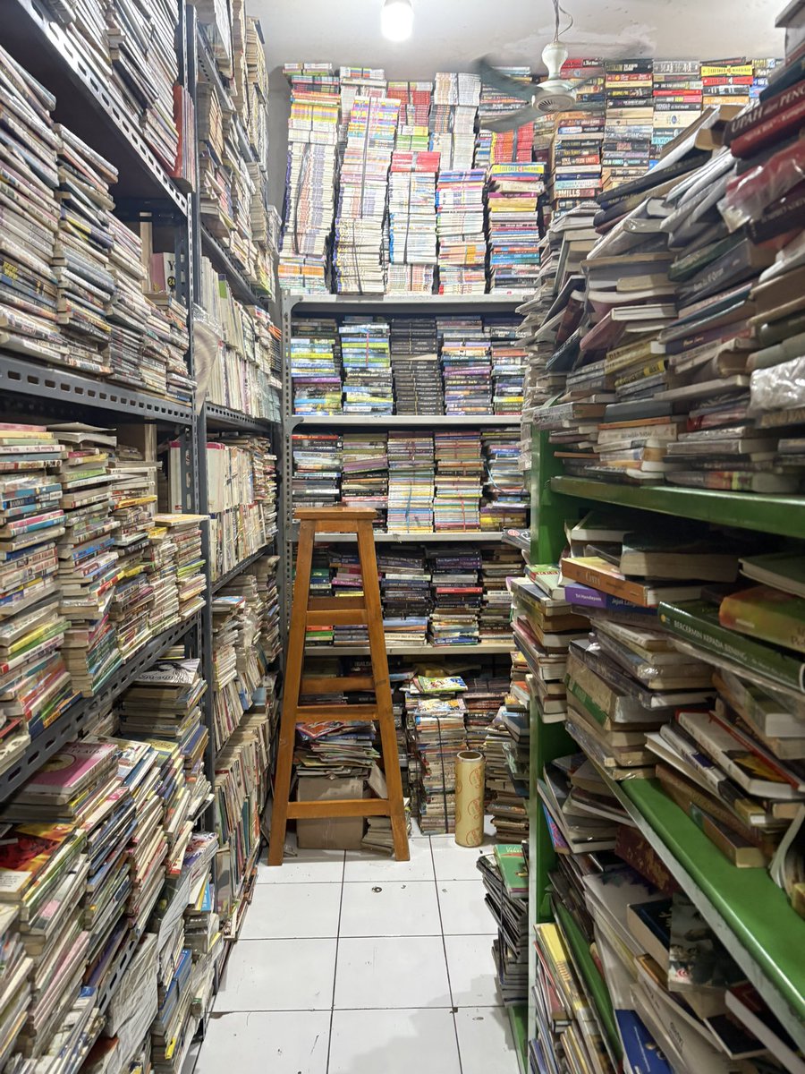 oxfoprd's tweet photo. went to this book store looking for a cute magazine for my junk journal malah ketemu ini sailor moon CUTEEEEEEE https://t.co/NcC9tloWG9