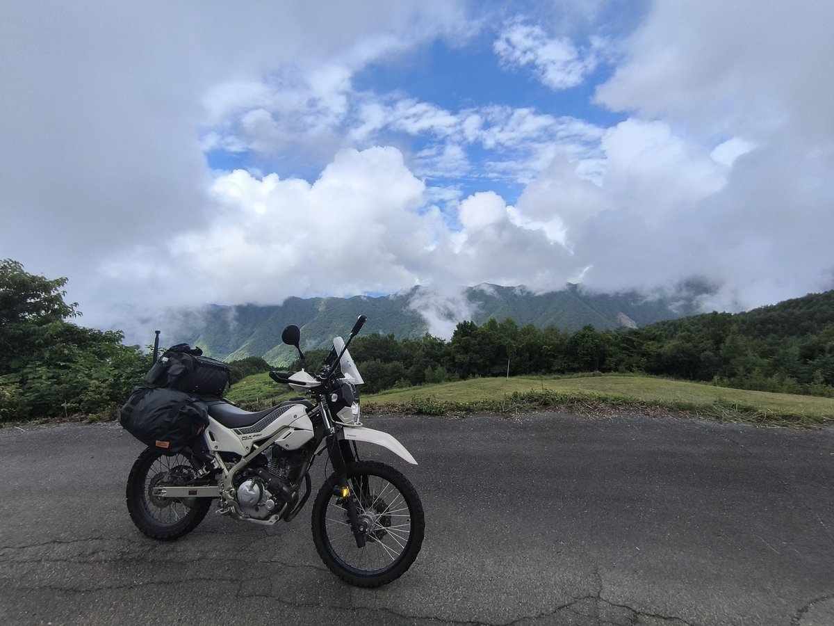 FireRinosuke's tweet photo. カッパ着用ツーリング。雨のおかげて涼しくてカッパ着てても何とか走れてます。ハーモニックロードから天空の池へ。天空の池は雲の中っぽく景色はなんも見えませなんだ（笑）　#信州ツーリング　#ハーモニックロード　#天空の池 https://t.co/zjFEmUfwFc