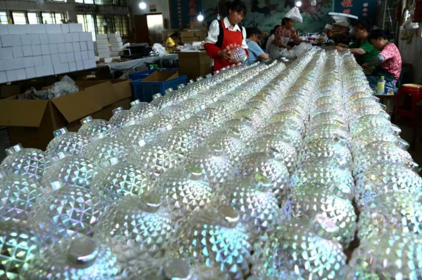 DiscoverHongze's tweet photo. 🎄 Christmas magic travels across the oceans from Hongze, Huai'an, China! This 28-year-old glass workshop blends hand painting with laser engraving, crafting luminous ornaments for families across Europe and the US. #HongzeCraft #ChristmasOrnaments #HandmadeGlass #MadeInHuaiAn https://t.co/J724ZQzbEW