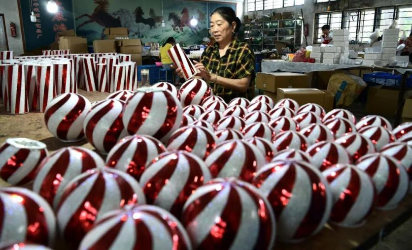 DiscoverHongze's tweet photo. 🎄 Christmas magic travels across the oceans from Hongze, Huai'an, China! This 28-year-old glass workshop blends hand painting with laser engraving, crafting luminous ornaments for families across Europe and the US. #HongzeCraft #ChristmasOrnaments #HandmadeGlass #MadeInHuaiAn https://t.co/J724ZQzbEW