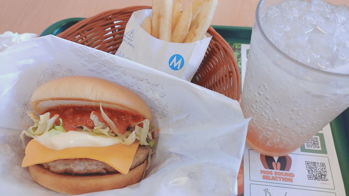 miyu___a_a's tweet photo. すごく久々のモスバーガー。
もちろん、トマト抜き(笑)
やっぱり美味しいなぁ♪って食べてたら、スパイシー(ワキガ)な香りのするオジサンいるわ、夏休み＆お盆で子供たちの声のボリューム大きいし、くさいわ、うるさいわで、苦しい😵 https://t.co/Y0g92AJmQT