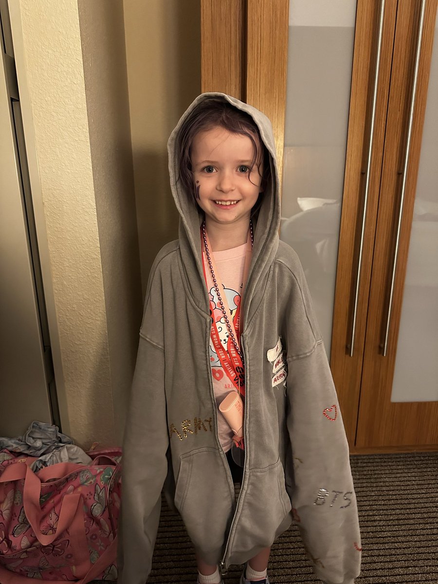lnwint875's tweet photo. She said she was cold as we walked into the hotel, then she said “wait! I can wear Jimin’s jacket!” https://t.co/mYaDimJm3m