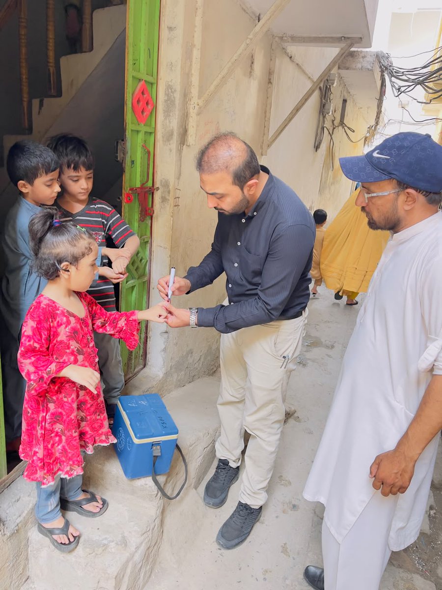 WHOPakistan's tweet photo. .@WHO teams are mobilized across Islamabad and Rawalpindi this week supporting the @GovtofPakistan in a special campaign to vaccinate and protect 1 million children from paralytic polio in the twin cities. Together we are determined to #EndPolio https://t.co/fEYLk5u3q5